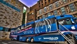 Yoko Ono indította el első európai útjára a Lennon-buszt