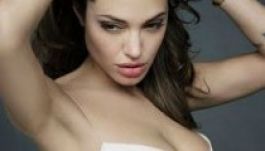 A hatgyerekes Angelina Jolie mindkét mellét levetette