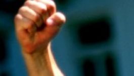 Elnézte az emeletet, és behúzott az ott lakónak