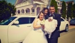 Győzike lánya limuzinnal ment az első áldozásra