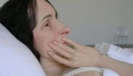 Hús-vér embereknek tűnnek az óriásszobrok