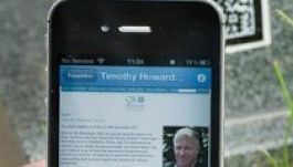 Kódjeladó az interaktív sírkövön