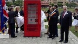 Brit telefonfülkét kapott ajándékba Kolozsvár