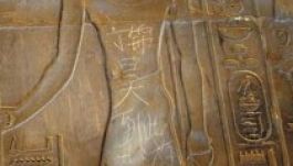 Kínai tini firkált egy szoborra Egyiptomban