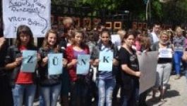 Villámcsődület: miniszteri bőrfotelből nem látszik a diákok szegénysége