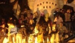 Kötelezővé teszik a Mátyás-szobrot védő kordont