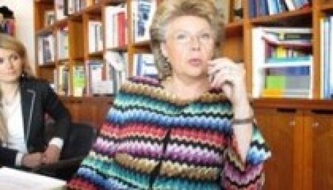 Reding az alkotmány megsértésével vádolja az Orbán-kormányt