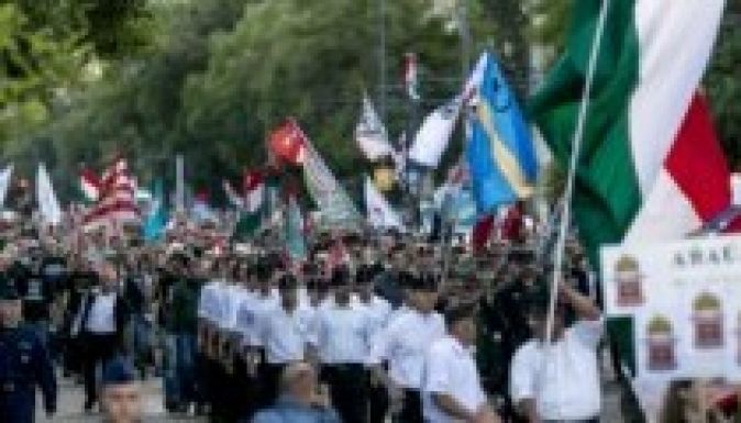 Székely zászló alatt vonultak a jobbikosok a Trianon-tüntetésen