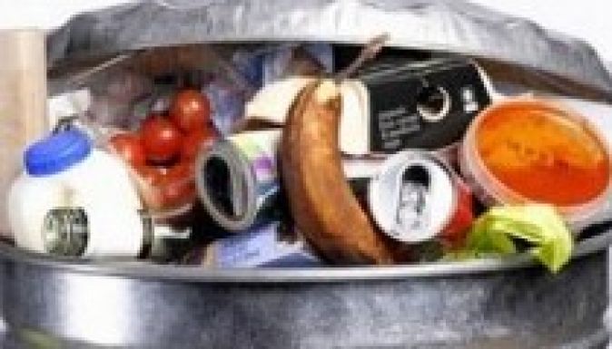 Évi száz kiló kaját dobunk a szemétbe Romániában