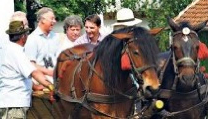 A hagyományok és a nyugalom vonzza Székelyföldre Károly herceget