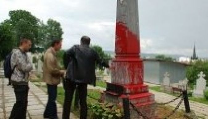 Feljelentést tett az RMDSZ a megrongált emlékmű ügyében