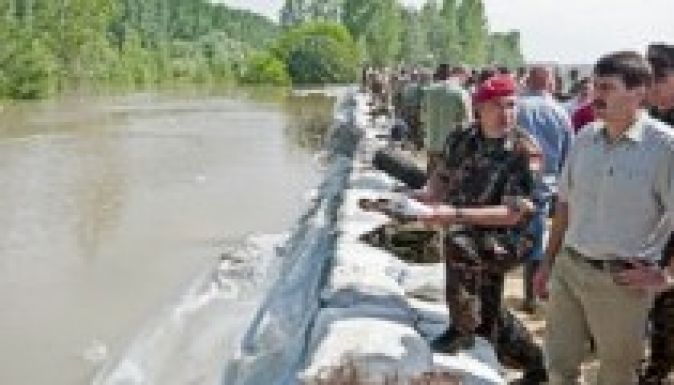 Áder János: heroikus küzdelem folyik a gátakon