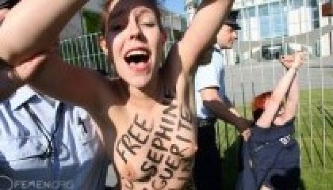 Femen-tüntetés Berlinben a tunéziai kormányfő látogatása előtt