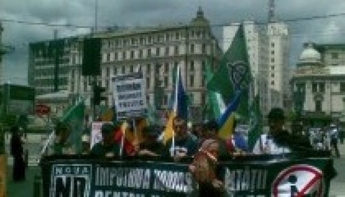 A melegházasság ellen tüntetett Bukarestben az Új Jobboldal