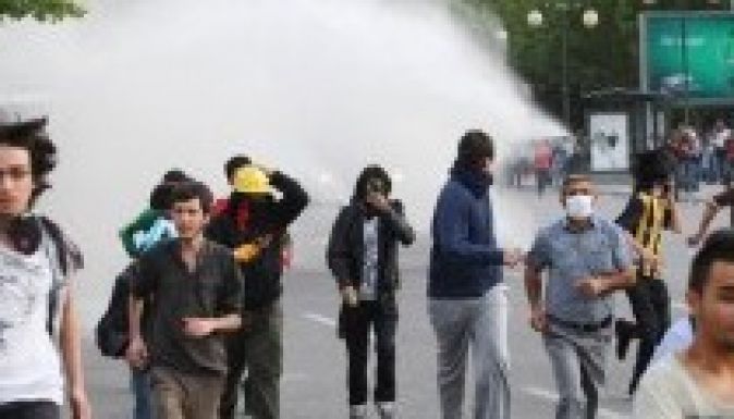 Vízágyúval oszlatták fel az ankarai tüntetők tömegét