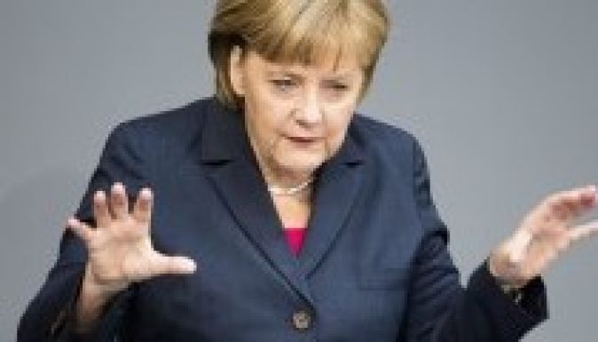 Merkel tizenöt percre fogadja Victor Pontát