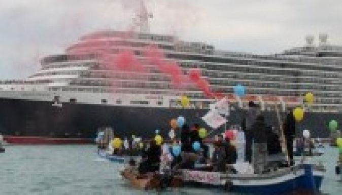 Az óriás tengerjáró hajók ellen tüntettek Velencében