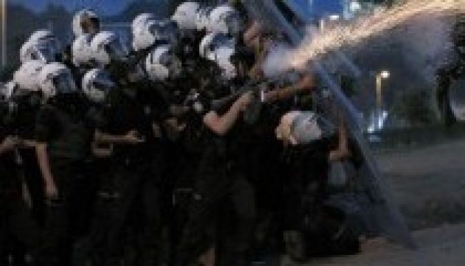 Könnygázzal ébresztették a Taksim téri tüntetőket