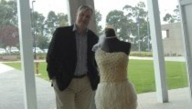 Óvszerből készítettek menyasszonyi ruhát