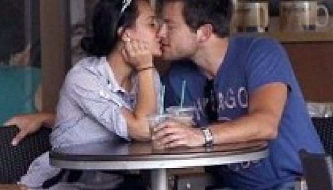 Készpénz helyett csókot is elfogadnak a kávéért