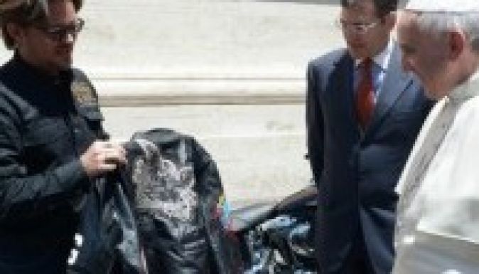 Harley Davidsonokat áldott meg Ferenc pápa