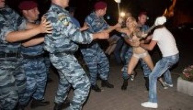 Meztelen Femen-aktivisták zavarták meg Lukasenka kijevi álmát