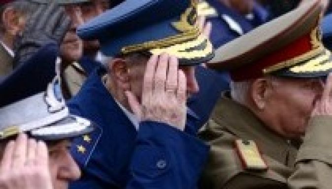 Mintegy 18 ezer katonai nyugdíjat emelt meg a parlament