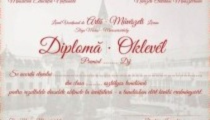 A főtanfelügyelő elismeri, hogy semmi nem tiltja a kétnyelvű okleveleket