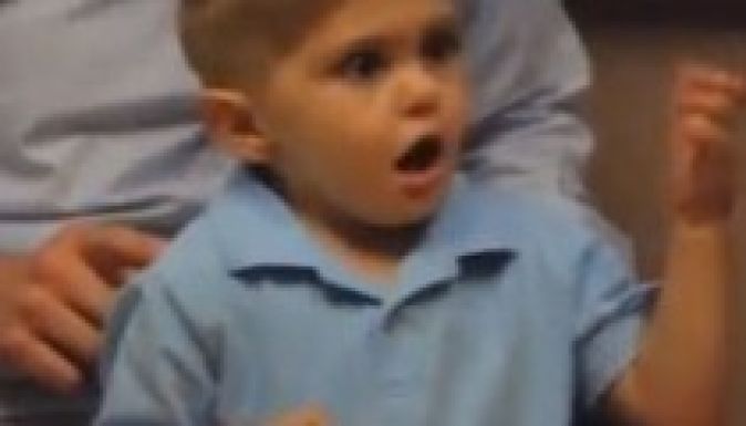 Háromévesen hallott életében először egy kisfiú (VIDEO)