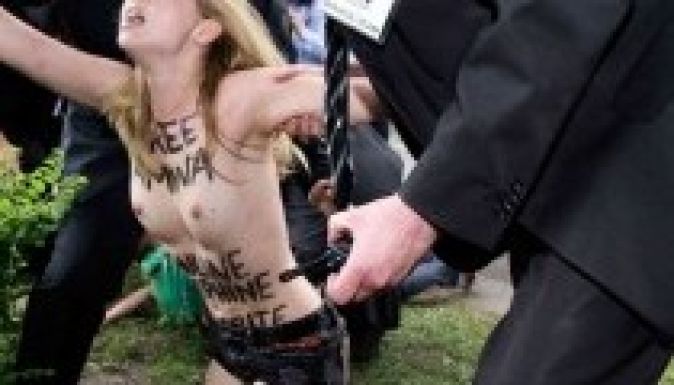 Hollande, Merkel és Obama is megkapta a maga adag Femen-cicijét