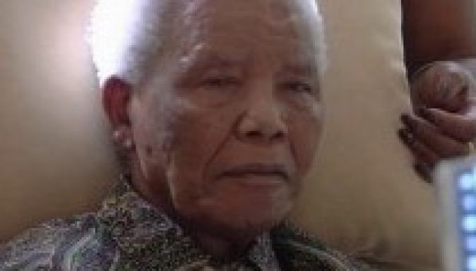 Élet-halál között van Nelson Mandela volt dél-afrikai elnök