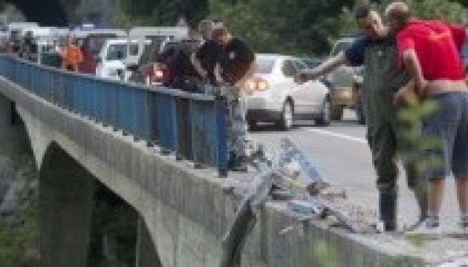 90 km/h-val hajtott a szakadékba a balesetet szenvedett román busz