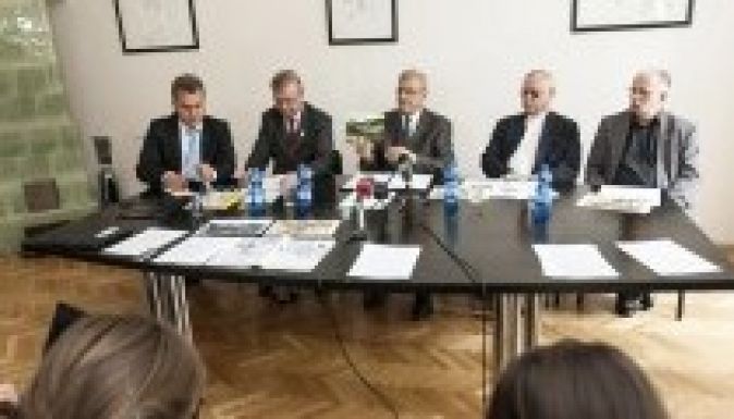 Tőkés: tüntetésekre lehet szükség az „eszelős” regionalizáció ellen