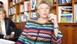 Reding az alkotmány megsértésével vádolja az Orbán-kormányt