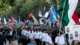 Székely zászló alatt vonultak a jobbikosok a Trianon-tüntetésen