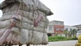 Hátán cipeli otthonát egy hajléktalan