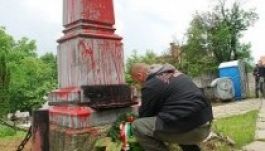 Festékkel leöntöttek egy kolozsvári honvédemlékművet