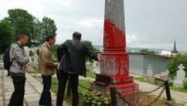 Feljelentést tett az RMDSZ a megrongált emlékmű ügyében