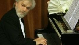 A zongorista elhagyta a színpadot, mert filmezték