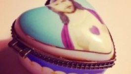 Ötletesen giccses kegytárgykereskedelem a Facebookon