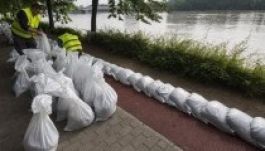 Árad a Duna: Kárpátaljáról, Erdélyből is érkeznek önkéntesek