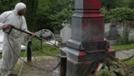 Önkéntesek tisztították a megrongált kolozsvári honvédemlékművet