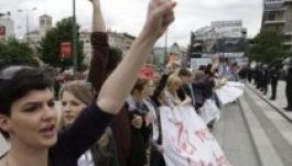 Hajnalban ért véget a boszniai parlament babakocsis blokádja