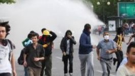 Vízágyúval oszlatták fel az ankarai tüntetők tömegét