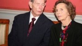 Vaslakodalmat ünnepel Mihály király és felesége