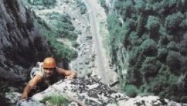 Mit írjanak Erőss Zsolt Békási-szorosi emléktáblájára?