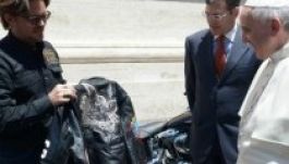 Harley Davidsonokat áldott meg Ferenc pápa