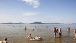 A héten tovább melegszik a most 24 fokos Balaton vize