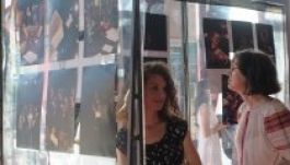 Kétszáz polgár színházi találkozása képekben