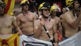 Szexis menettel tiltakoztak a félmeztelen spanyol tűzoltók (GALÉRIA)